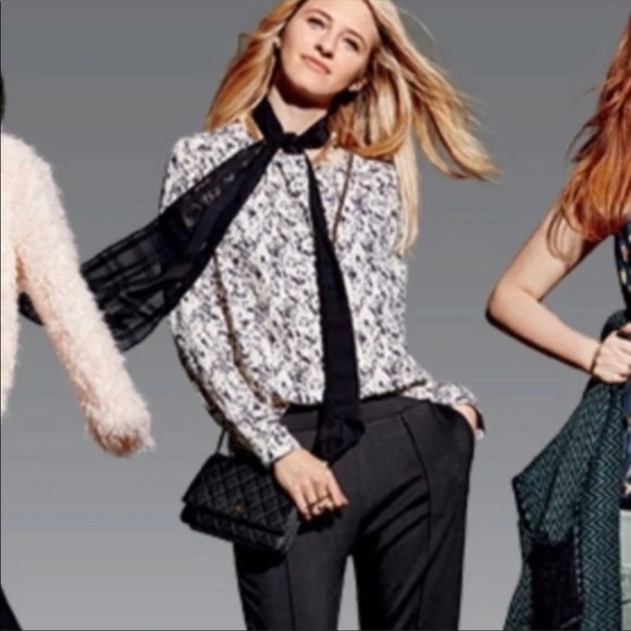 CAbi Tops - NWOT CAbi shatter blouse split neck